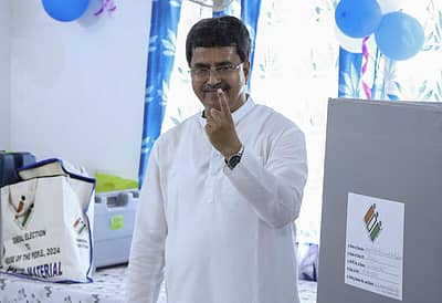  ತ್ರಿಪುರಾ ಮುಖ್ಯಮಂತ್ರಿ ಮಾಣಿಕ್ ಸಹಾ ಅವರು ಮತ ಚಲಾಯಿಸಿದ್ದಾರೆ.