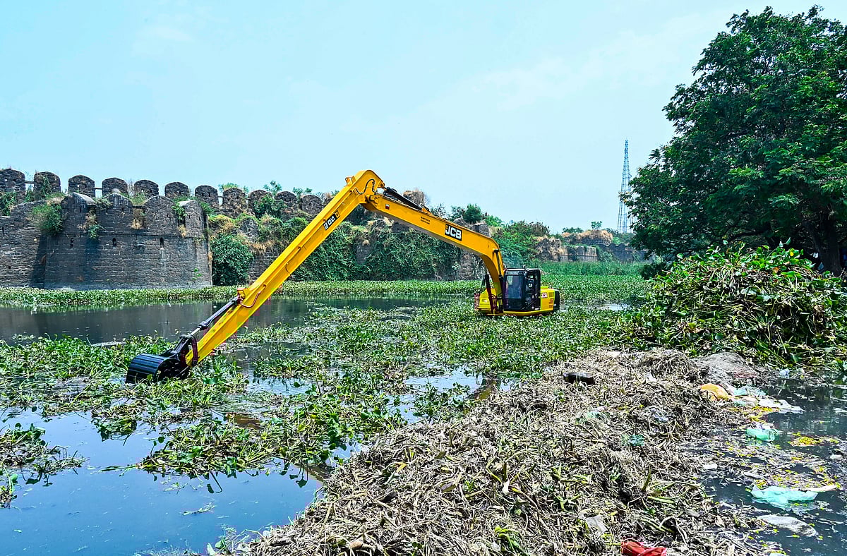 ಕೆಕೆಆರ್‌ಡಿಬಿಯಿಂದ ₹10 ಕೋಟಿ ಬಿಡುಗಡೆ: ಕೋಟೆ ಬದಿಯ ಕಂದಕದ ಹೂಳಿಗೆ ಅಂತೂ ಮುಕ್ತಿ