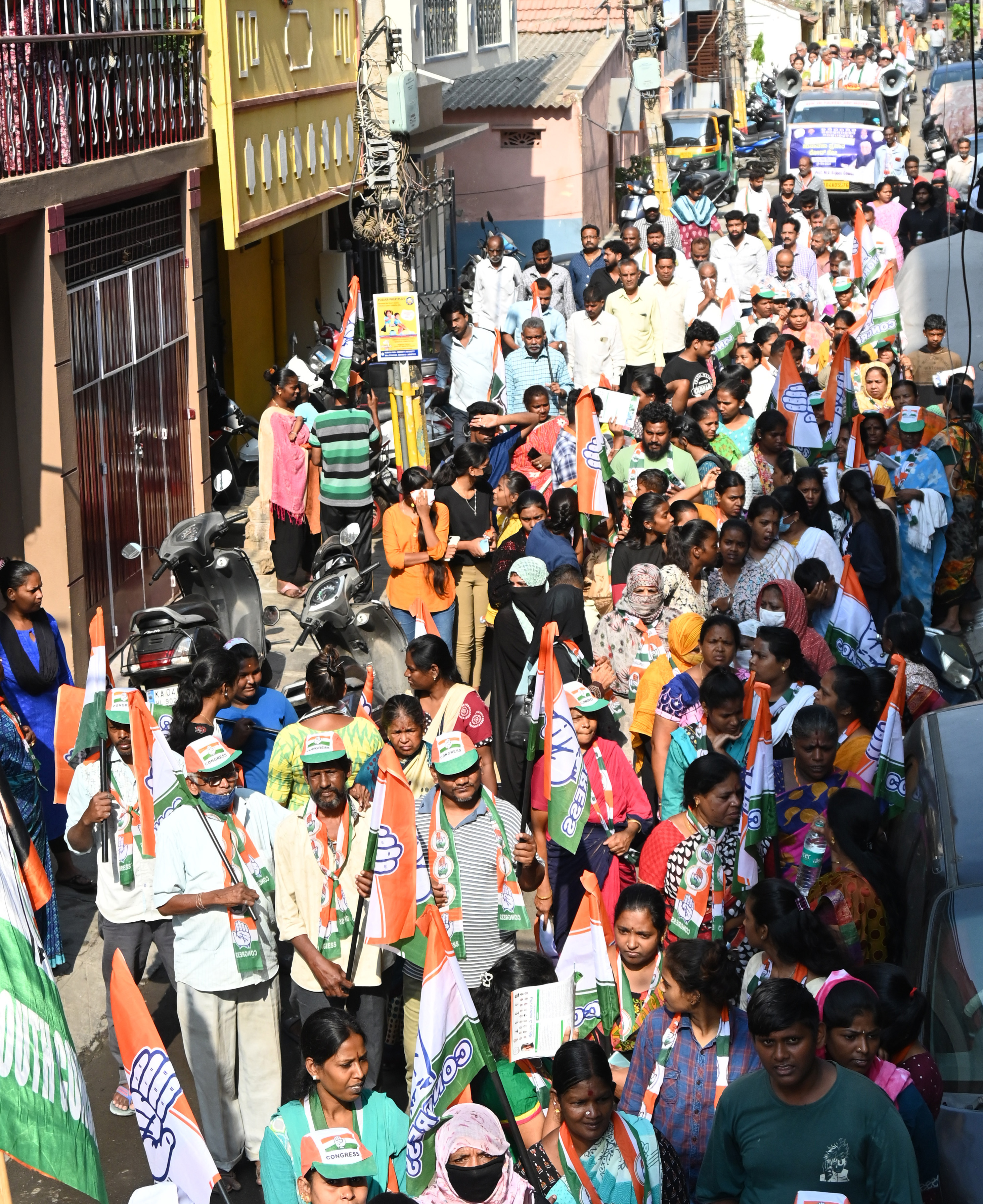 ಬೆಂಗಳೂರು ಉತ್ತರ ಲೋಕಸಭಾ ಕ್ಷೇತ್ರದ ಕಾಂಗ್ರೆಸ್ ಅಭ್ಯರ್ಥಿ ಎಂ.ವಿ. ರಾಜೀವ್ ಗೌಡ ಮತ್ತು ಅವರ ಬೆಂಬಲಿಗರು ಮಲ್ಲೇಶ್ವರದ ಗುಟ್ಟಹಳ್ಳಿ ವಾರ್ಡ್‌ನಲ್ಲಿ ಮತಯಾಚನೆ ಮಾಡಿದರು. –ಪ್ರಜಾವಾಣಿ ಚಿತ್ರ/ ಕಿಶೋರ್ ಕುಮಾರ್ ಬೋಳಾರ್