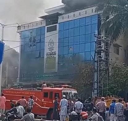 ಬೆಂಗಳೂರು | ಕಟ್ಟಡದಲ್ಲಿ ಬೆಂಕಿ; 10 ಜನರ ರಕ್ಷಣೆಗೆ ಕಾರ್ಯಾಚರಣೆ