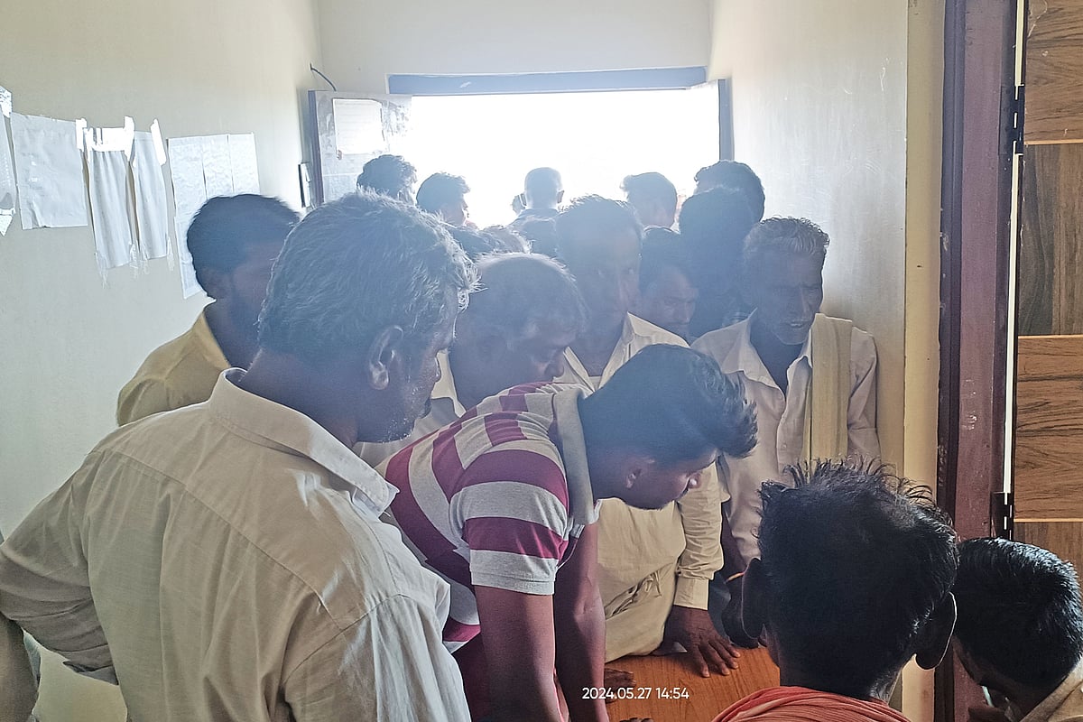 ಕವಿತಾಳ | ಬಿತ್ತನೆ ಬೀಜ ಖಾಲಿ: ಬಿಸಿಲಿನಲ್ಲಿ ಕಾದು ಕುಳಿತ ರೈತರು