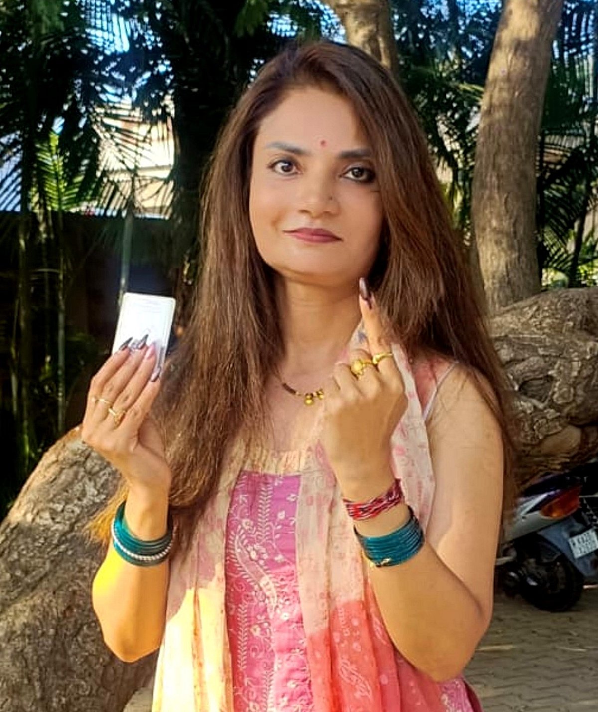 ಸಿಡ್ನಿಯಿಂದ ಹಾವೇರಿಗೆ ಬಂದು ಮತದಾನ ಮಾಡಿದ ಮಹಿಳೆ