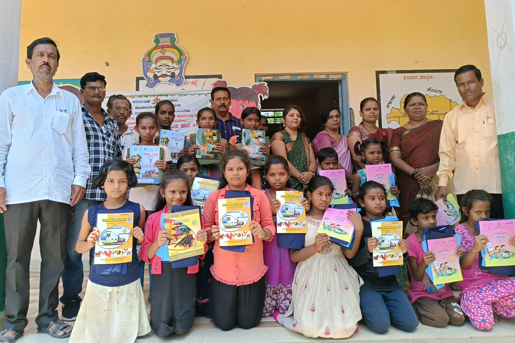 ಕವಿತಾಳ: ಸಂಭ್ರಮದಿಂದ ಶಾಲೆಗೆ ಆಗಮಿಸಿದ ಮಕ್ಕಳು