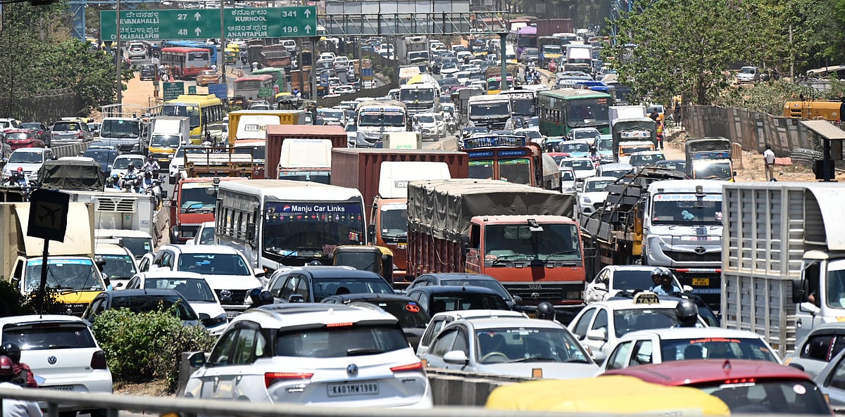 ವಿಮಾನ ನಿಲ್ದಾಣ ತಲುಪಲು ಪಡಬೇಕು ಸಾಹಸ!
