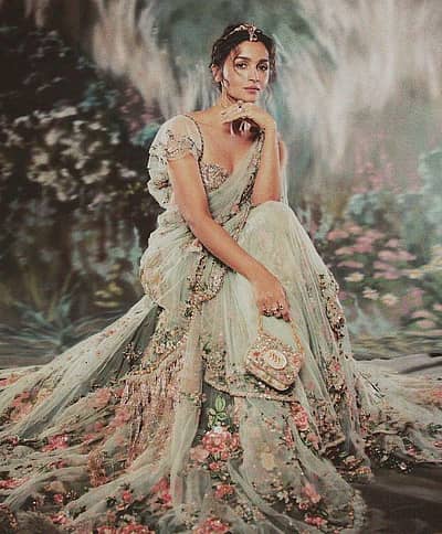 ನ್ಯೂಯಾರ್ಕ್‌ನಲ್ಲಿ ನಡೆಯುತ್ತಿರುವ Met Gala 2024 ಫ್ಯಾಶನ್ ಶೋನಲ್ಲಿ ಬಾಲಿವುಡ್ ನಟಿ ಆಲಿಯಾ ಭಟ್ ಭಾಗಿಯಾಗಿ ಭಾರತದಲ್ಲಿ ತಯಾರಾದ ವಿಶೇಷ ಧಿರಿಸಿನಲ್ಲಿ ಮಿಂಚಿದ್ದಾರೆ. ಅವರೇ ತಮ್ಮ ಇನ್‌ಸ್ಟಾಗ್ರಾಂನಲ್ಲಿ ಹಂಚಿಕೊಂಡಿರುವ ಚಿತ್ರಗಳು ಇಲ್ಲಿವೆ