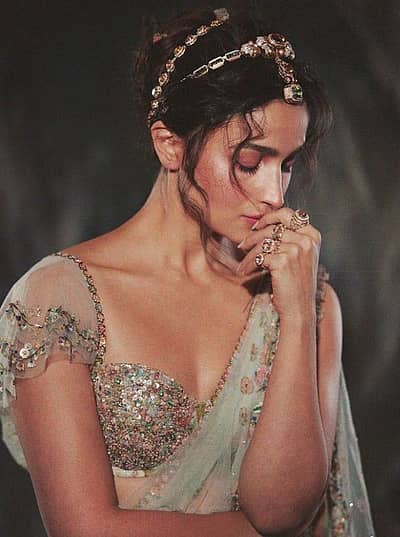 ನ್ಯೂಯಾರ್ಕ್‌ನಲ್ಲಿ ನಡೆಯುತ್ತಿರುವ Met Gala 2024 ಫ್ಯಾಶನ್ ಶೋನಲ್ಲಿ ಬಾಲಿವುಡ್ ನಟಿ ಆಲಿಯಾ ಭಟ್ ಭಾಗಿಯಾಗಿ ಭಾರತದಲ್ಲಿ ತಯಾರಾದ ವಿಶೇಷ ಧಿರಿಸಿನಲ್ಲಿ ಮಿಂಚಿದ್ದಾರೆ. ಅವರೇ ತಮ್ಮ ಇನ್‌ಸ್ಟಾಗ್ರಾಂನಲ್ಲಿ ಹಂಚಿಕೊಂಡಿರುವ ಚಿತ್ರಗಳು ಇಲ್ಲಿವೆ