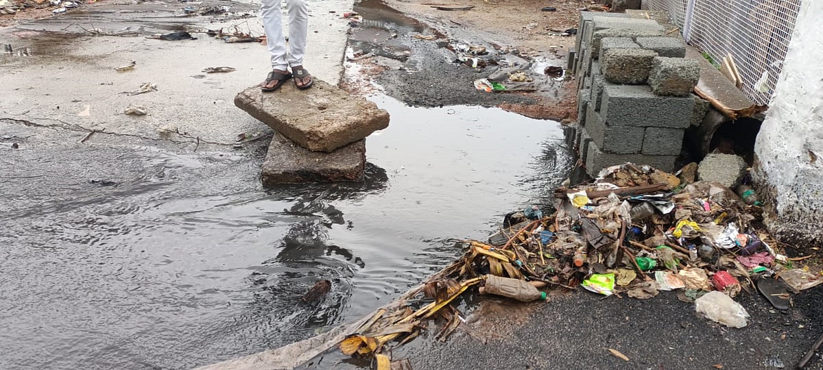 ಕೆಜಿಎಫ್ | ಚರಂಡಿ ನೀರು ರಸ್ತೆಗೆ: ಮಳೆಗಾಲದ ಅವಾಂತರಕ್ಕೆ ಹೊಣೆ ಯಾರು? 