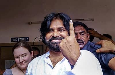  ಮಂಗಳಗಿರಿಯಲ್ಲಿ ಮತ ಚಲಾಯಿಸಿದ ಜನಸೇನಾ ಪಕ್ಷದ ಅಧ್ಯಕ್ಷ , ನಟ ಪವನ್ ಕಲ್ಯಾಣ್. 