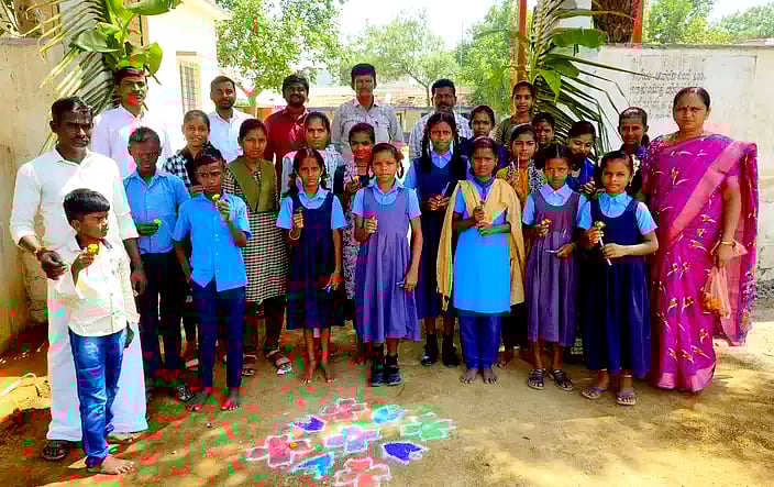 ಹರಪನಹಳ್ಳಿ: ಹೂವು ಕೊಟ್ಟು ಮಕ್ಕಳಿಗೆ ಸ್ವಾಗತ