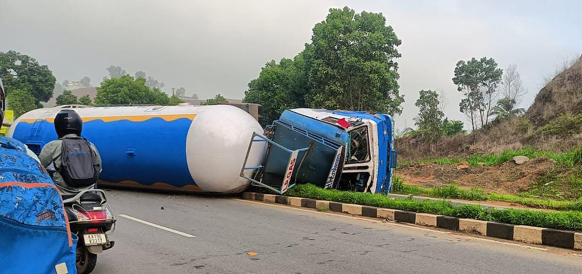 ಮಂಗಳೂರು: ತುಂಬೆಯಲ್ಲಿ ಗ್ಯಾಸ್ ಟ್ಯಾಂಕರ್ ಉರುಳಿ ಬಿದ್ದು ಡಿವೈಡರ್ ಗೆ ಹಾನಿ
