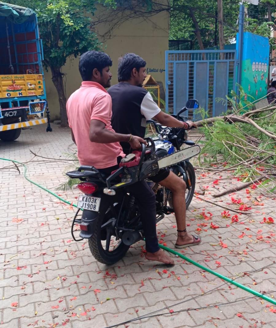 ಬಿಬಿಎಂಪಿ ವ್ಯಾಪ್ತಿಯಲ್ಲಿ ಧರೆಗುರುಳಿದ ಮರಗಳನ್ನು ಕಟಾವು ಮಾಡಲು ಶೀಘ್ರವಾಗಿ ಸ್ಥಳಕ್ಕೆ ತಲುಪಲು ನಿಯೋಜನೆಗೊಂಡಿರುವ ‘ಬೈಕ್‌ ತಂಡ’