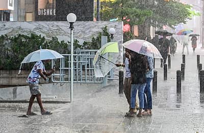 ಬೆಂಗಳೂರಿನ ಬ್ರಿಗೇಡ್ ರಸ್ತೆಯಲ್ಲಿ ಬುಧವಾರ ಸುರಿದ ಬಿರುಸಿನ ಮಳೆಯಲ್ಲಿ ಮಕ್ಕಳು ಫೋಟೋ ಕ್ಲಿಕ್ಕಿಸಿ ಸಂಭ್ರಮಿಸಿದರು.
