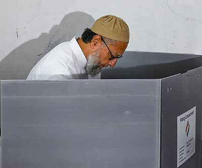 ಮತ ಚಲಾಯಿಸಿದ ಅಸಾದುದ್ದೀನ್ ಓವೈಸಿ. 