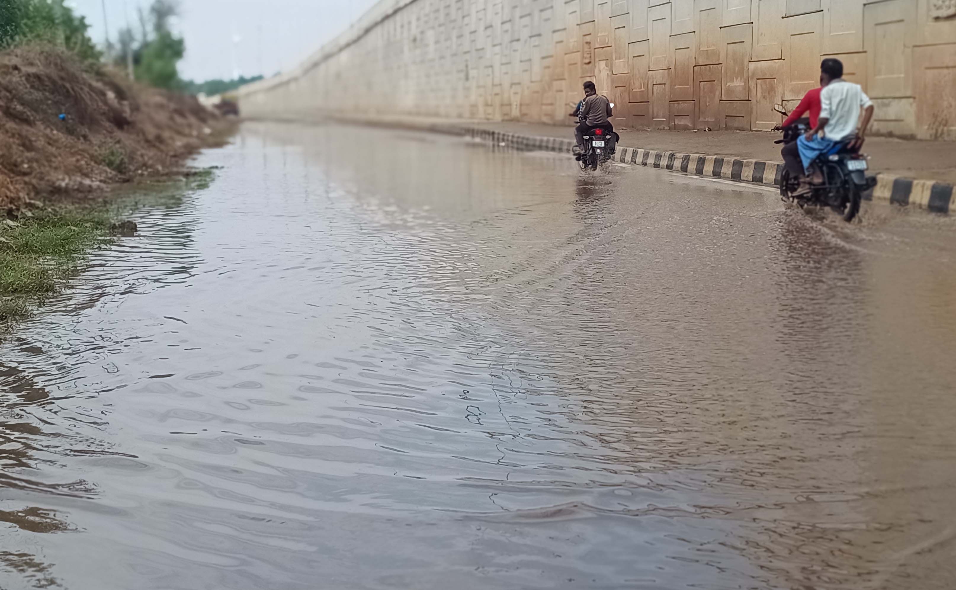 ಜಗಳೂರು ತಾಲ್ಲೂಕು ದೊಣೆಹಳ್ಳಿ ಸಮೀಪದ ರಾಷ್ಟ್ರೀಯ ಹೆದ್ದಾರಿ ಸೆವಾ ರಸ್ತೆ ಹೊಂಡದಂತಾಗಿದ್ದು ಪ್ರಯಾಣಿಕರು ಪರದಾಡುವಂತಾಗಿದೆ.