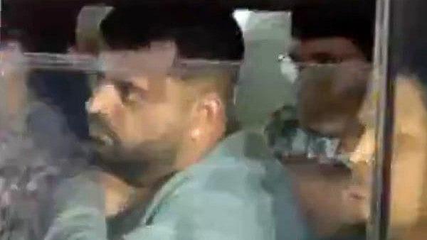 ಪ್ರಜ್ವಲ್‌ ರೇವಣ್ಣಗೆ ವಾರಂಟ್ ನೀಡಿ ಬಂಧಿಸಿದ್ದು ಮಹಿಳಾ ಪೊಲೀಸರು!