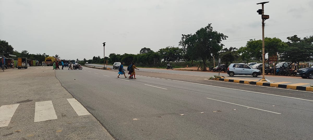 ಹೊಸಕೋಟೆ: ರಸ್ತೆ ದಾಟಲು ಜೀವದ ಹಂಗು ತೊರಯಬೇಕು 