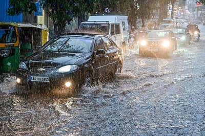 ಬೆಂಗಳೂರಿನ ಹೊಸೂರು ರಸ್ತೆಯಲ್ಲಿ ಬುಧವಾರ ಸುರಿದ ಬಿರುಸಿನ ಮಳೆಯಲ್ಲೆ ಸಾಗಿದ ವಾಹನಗಳು. ಪ್ರ