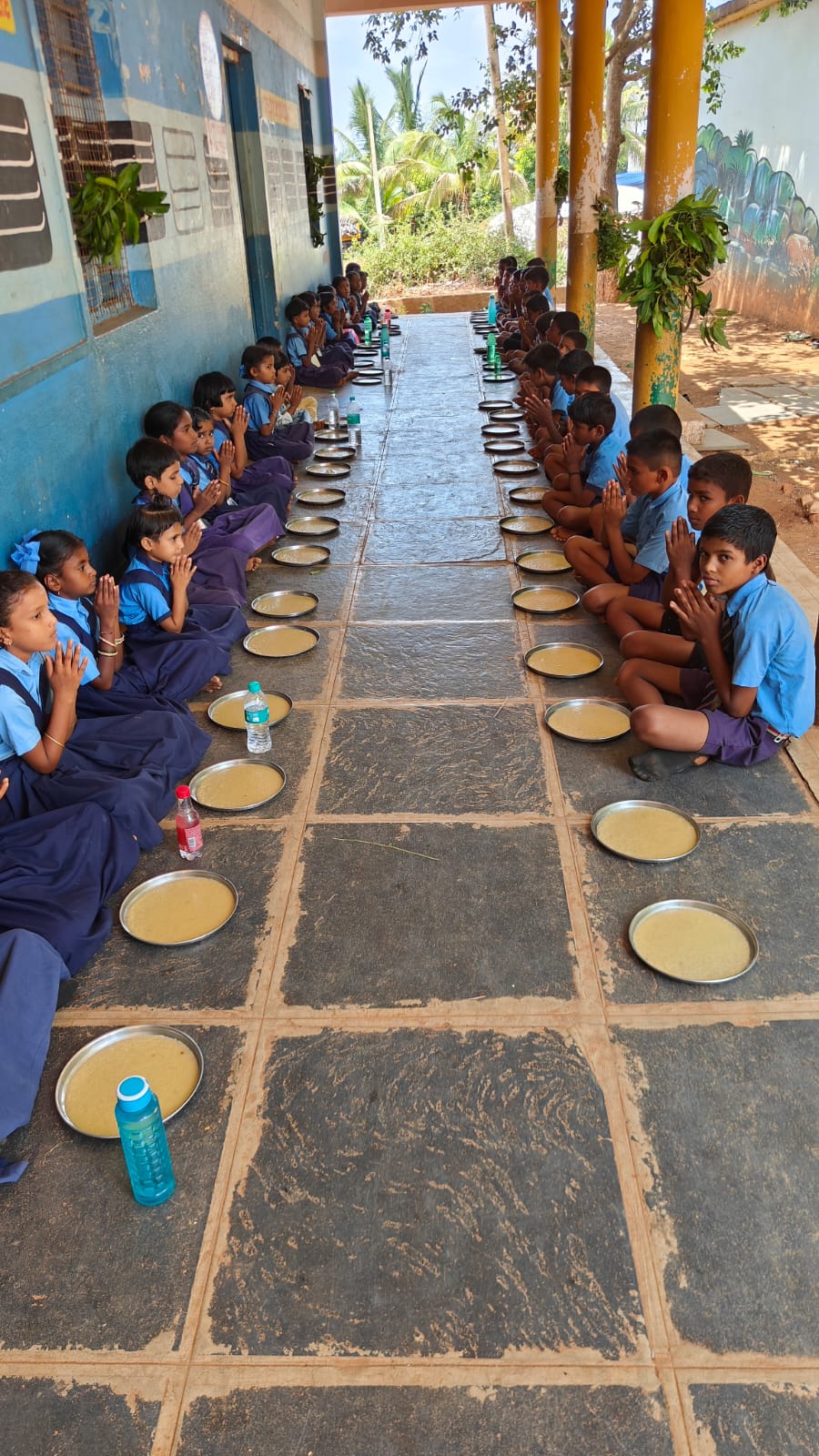 ಹಾವೇರಿ:ತಾಲ್ಲೂಕಿನ ಕಾಟೇನಹಳ್ಳಿ ಗ್ರಾಮದ ಸರ್ಕಾರಿ ಕನ್ನಡ ಪ್ರಾಥಮಿಕ ಶಾಲೆಯಲ್ಲಿ ಮಕ್ಕಳಿಗೆ ಮಧ್ಯಾಹ್ನ ಸಿಹಿ ಊಟ ವಿತರಿಸಲಾಯಿತು.-ಪ್ರಜಾವಾಣಿ ಚಿತ್ರ