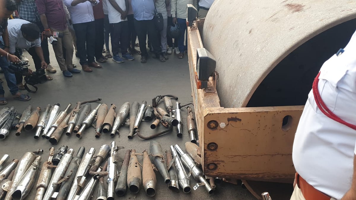 ಧಾರವಾಡ | ದೋಷಪೂರಿತ ಸೈಲೆನ್ಸರ್ ನಾಶ; ರಸ್ತೆ ನಿಯಮ ಅರಿವು ಮೂಡಿಸಲು ಬೀದಿ ನಾಟಕ