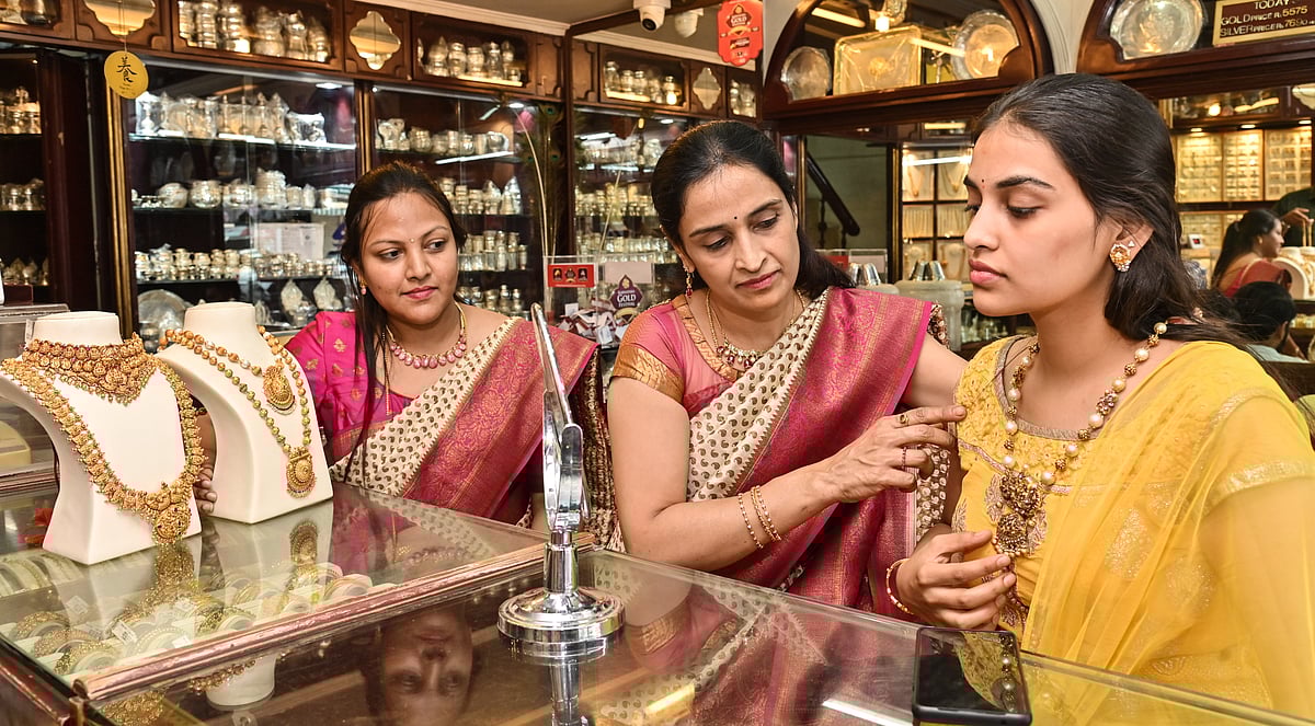 ಅಕ್ಷಯ ತೃತೀಯ: ‘ಹಳದಿ ಲೋಹ’ ಮೇಲೆ ಗ್ರಾಹಕರ ಮೋಹ, ಬಂಗಾರಕ್ಕೂ ಬೆಲೆ ಏರಿಕೆ ಬಿಸಿ