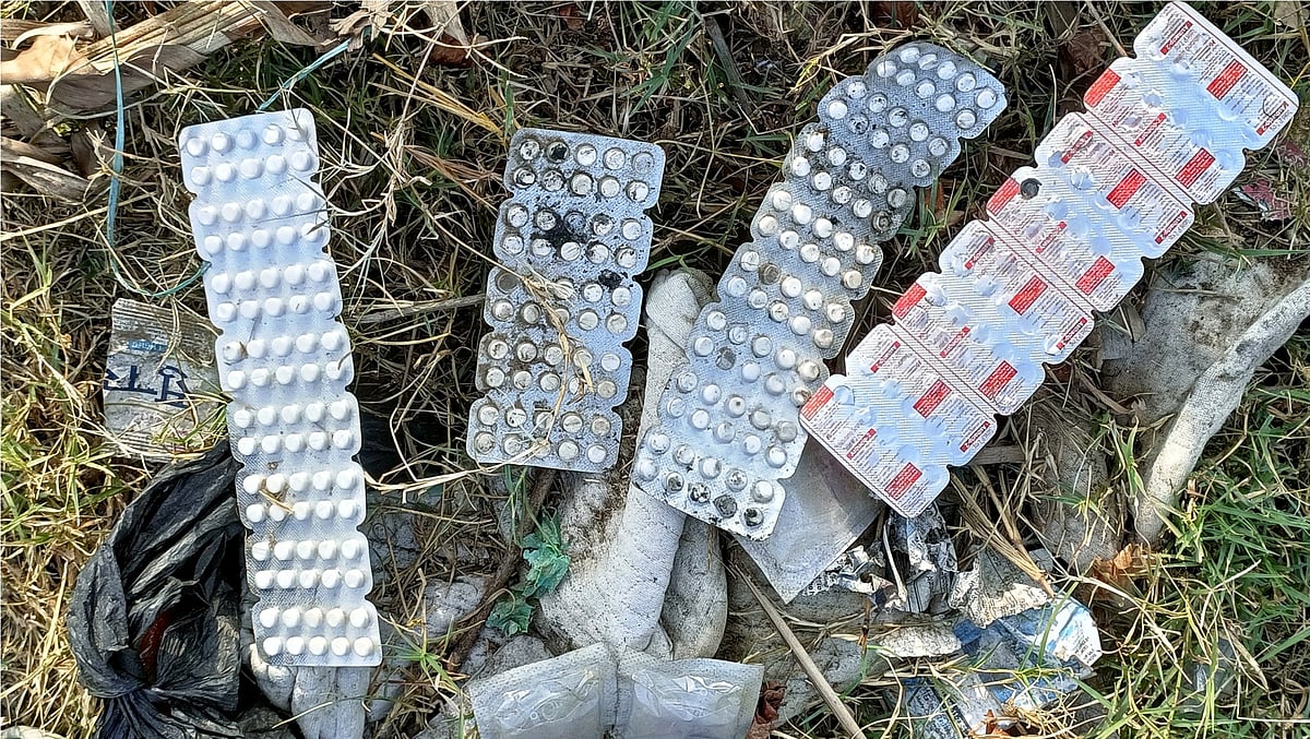 ಹರಿಹರ | ಕಂಡಕಂಡಲ್ಲಿ ಔಷಧಿಗಳ ತ್ಯಾಜ್ಯ: ಸ್ಥಳೀಯರ ಅಸಮಾಧಾನ