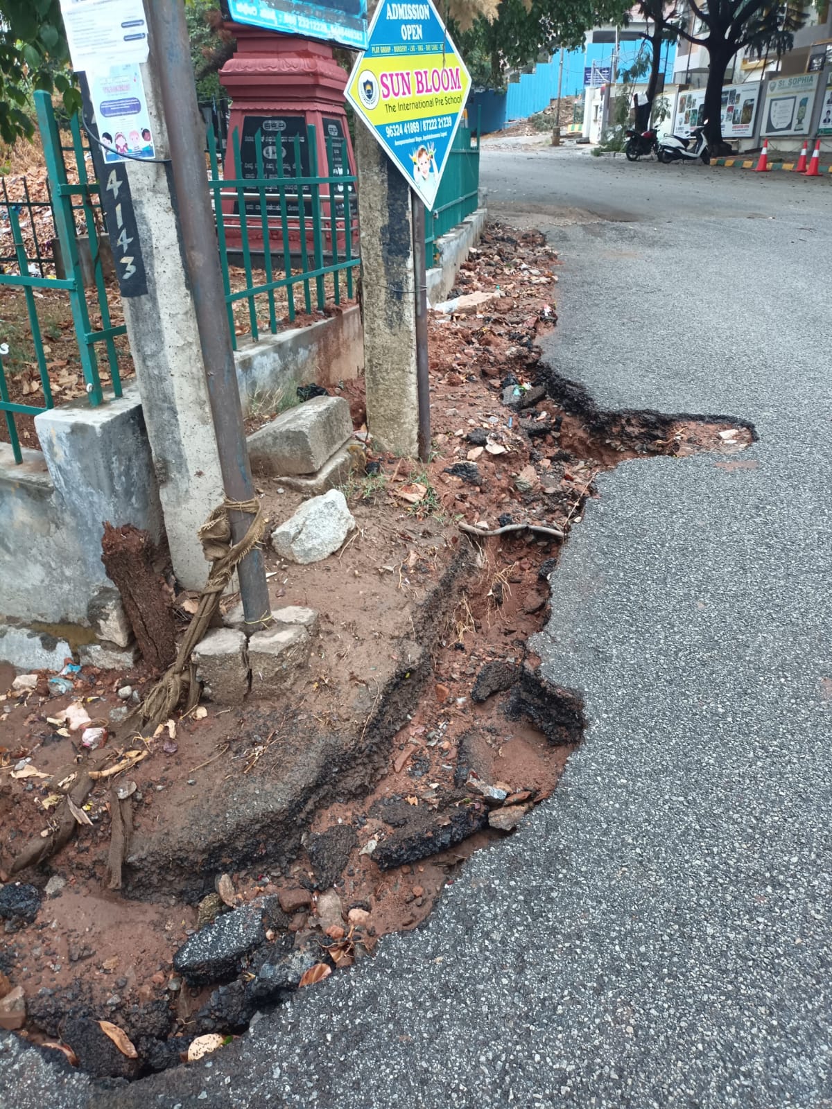 ನಾಗರಬಾವಿಯ 80 ಅಡಿ ರಸ್ತೆ ಕಿತ್ತು ಹೋಗಿರುವುದು