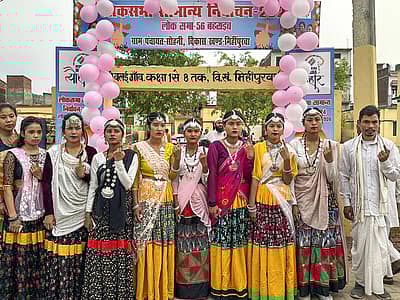 ಭಾರತ- ನೇಪಾಳ ಗಡಿಯಲ್ಲಿರುವ ಸೊಹ್ನಿ ಬಾಲೈಗಾಂವ್ ಗ್ರಾಮದಲ್ಲಿ ನಾಲ್ಕನೇ ಹಂತದ ಲೋಕಸಭೆ ಚುನಾವಣೆಗೆ ಮತ ಚಲಾಯಿಸಲು ಸಾಂಪ್ರದಾಯಿಕ ಉಡುಗೆಯಲ್ಲಿ ಬಂದ ಬುಡಕಟ್ಟು ಸಮುದಾಯದ ಜನರು. 