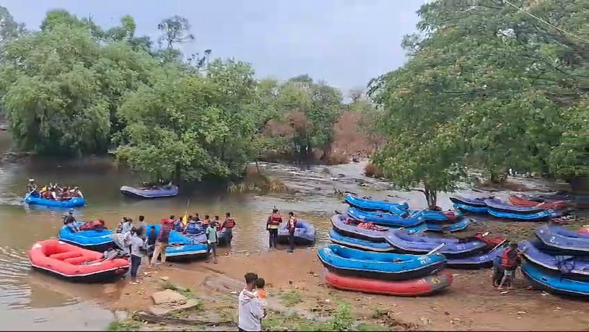 ಕುಶಾಲನಗರ ಸಮೀಪದ ದುಬಾರೆ ಕಾವೇರಿ ನದಿಯಲ್ಲಿ ನೀರಿನ ಹರಿವಿನಲ್ಲಿ ಏರಿಕೆಯಾಗಿದ್ದು ರಿವರ್ ರಾಫ್ಟಿಂಗ್ ಕ್ರೀಡೆಗೆ ಚಾಲನೆ ನೀಡಲಾಗಿದೆ