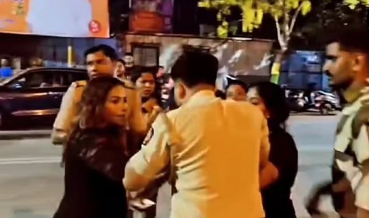 Video | ಕುಡಿದ ಮತ್ತಿನಲ್ಲಿ ಯುವತಿಯರ ರಂಪಾಟ: ಪೊಲೀಸರೊಂದಿಗೆ ಜಗಳ, ಬಂಧನ