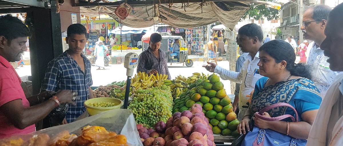 ಯಳಂದೂರು: ಹಣ್ಣು, ಎಳನೀರು ಮತ್ತು ನೆರಳಿಗೆ ಹುಡುಕಾಟ