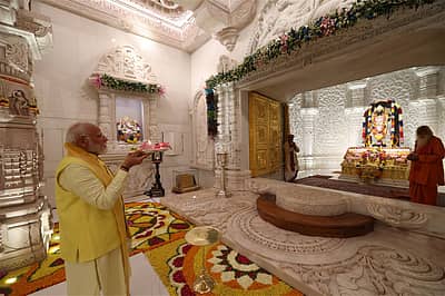 ಬಾಲ ರಾಮನಿಗೆ ಆರತಿ ಮಾಡುತ್ತಿರುವ ದೃಶ್ಯ