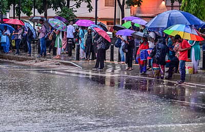 ಬೆಂಗಳೂರಿನ ಬ್ರಿಗೇಡ್ ಮತ್ತು ರೆಸಿಡೆನ್ಸಿ ರಸ್ತೆಯ ಜಂಕ್ಷನ್ ನಲ್ಲಿ ಬುಧವಾರ ಸುರಿದ ಬಿರುಸಿನ ಮಳೆಯಲ್ಲಿ ಜನರು ಕೊಡೆ ಹಿಡಿದು ಬಸ್ಸಿಗಾಗಿ ಕಾಯುತ್ತಿರುವುದು ಕಂಡುಬಂತು. 