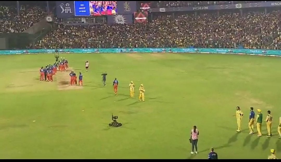 RCB ಆಟಗಾರರಿಗೆ ಹಸ್ತಲಾಘವ ಮಾಡದೇ ತೆರಳಿದ ಧೋನಿ; ತಪ್ಪು ಯಾರದ್ದು?