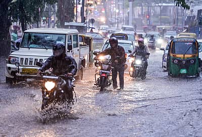 ಬೆಂಗಳೂರಿನ ಹೊಸೂರು ರಸ್ತೆಯಲ್ಲಿ ಬುಧವಾರ ಸುರಿದ ಬಿರುಸಿನ ಮಳೆಯಲ್ಲೆ ಸಾಗಿದ ವಾಹನಗಳು. 