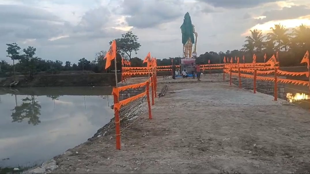 ಆಲೂರು: ದೇವರಕಟ್ಟೆ ಅಂಗಳದಲ್ಲಿ ಆಂಜನೇಯಸ್ವಾಮಿ