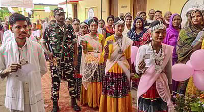 ಮತದಾನಕ್ಕೆ ಸಾಂಪ್ರದಾಯಿಕ ಉಡುಗೆ  ತೊಟ್ಟು ಬಂದ  ಬುಡಕಟ್ಟು ಸಮುದಾಯದ ಜನರು.    