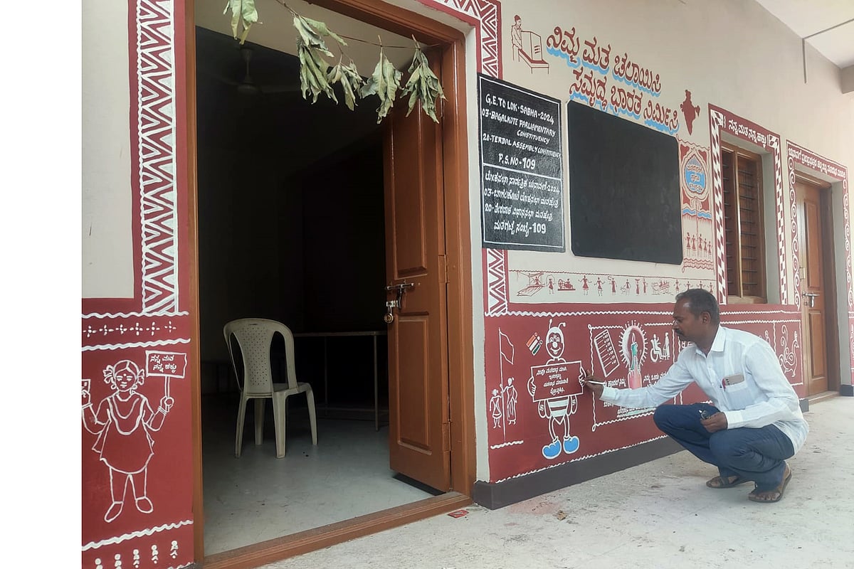 ರಬಕವಿ ಬನಹಟ್ಟಿ | ಲೋಕಸಭೆ ಚುನಾವಣೆ: ಮತಗಟ್ಟೆಗೆ ಮೆರುಗು ತಂದ ವರ್ಲಿ ಕಲೆ