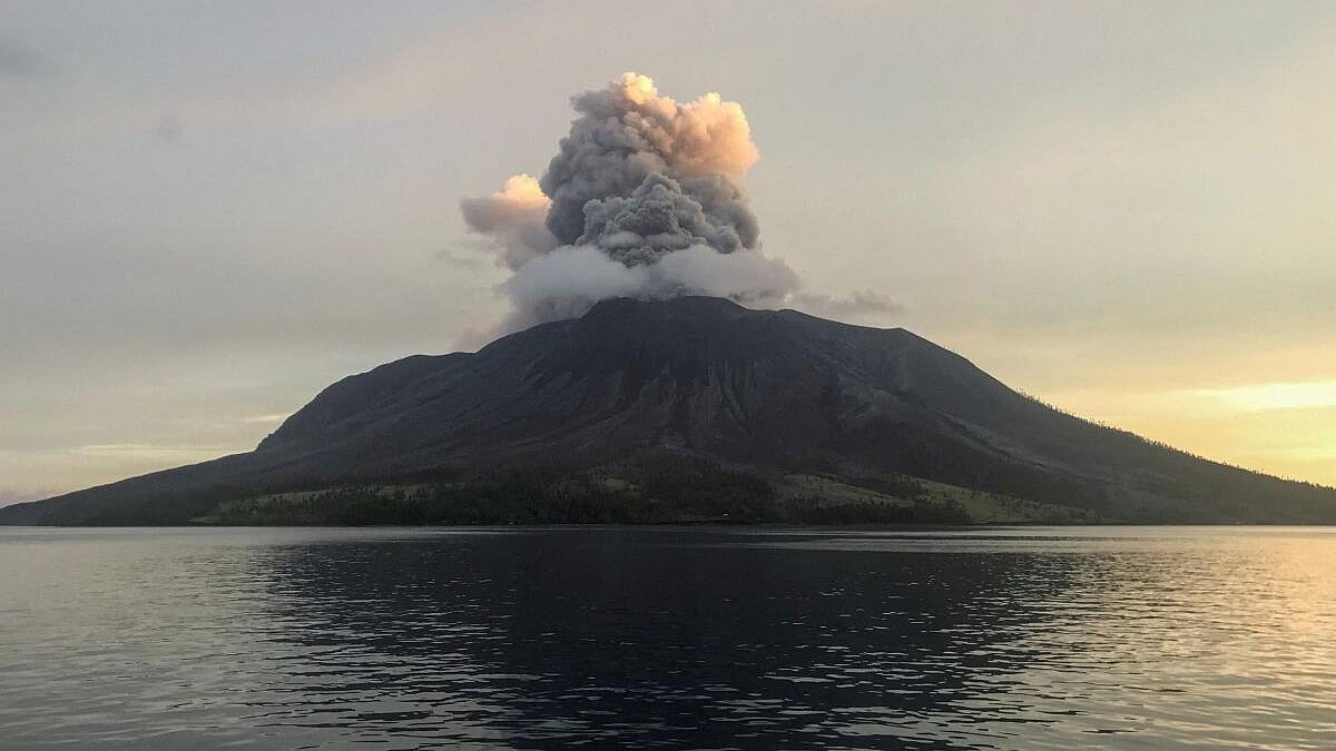 ಜ್ವಾಲಾಮುಖಿ ಸ್ಫೋಟ: 10,000 ಜನರ ಶಾಶ್ವತ ಸ್ಥಳಾಂತರಕ್ಕೆ ಇಂಡೋನೇಷ್ಯಾ ಕ್ರಮ