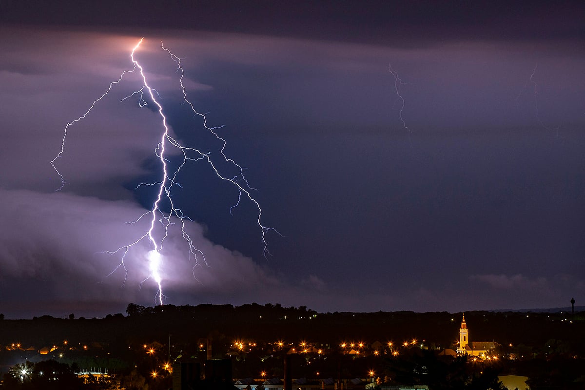 ಶಾಲಾ ಅವರಣದೊಳಗಿನ ಮರಕ್ಕೆ ಬಡಿದ ಸಿಡಿಲು: 15 ವಿದ್ಯಾರ್ಥಿಗಳು ಅಸ್ವಸ್ಥ