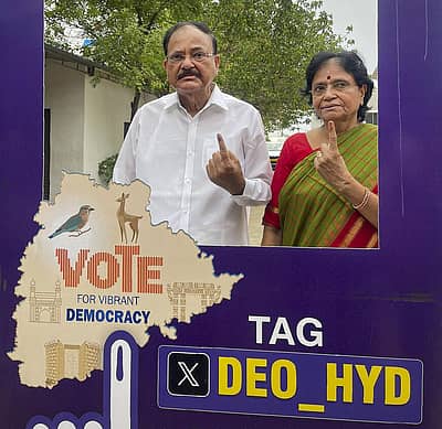  ಹೈದರಾಬಾದ್‌ನಲ್ಲಿ ಮತ ಚಲಾಯಿಸಿದ ಮಾಜಿ ಉಪರಾಷ್ಟ್ರಪತಿ ಎಂ.ವೆಂಕಯ್ಯ ನಾಯ್ಡು ಮತ್ತು ಅವರ ಪತ್ನಿ ಉಷಾ. 