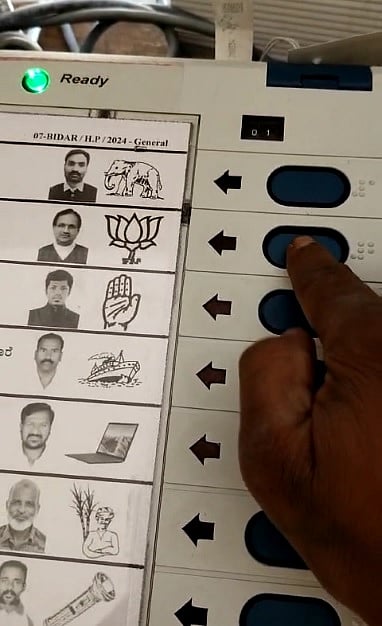 ಬೀದರ್ ಲೋಕಸಭಾ ಕ್ಷೇತ್ರ | ಮತದಾನದ ವಿಡಿಯೊ ಚಿತ್ರೀಕರಿಸಿದ ಭಗವಂತ ಖೂಬಾ ಅಭಿಮಾನಿ