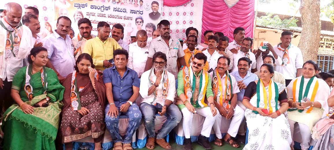 ಗೋಪಾಲಕೃಷ್ಣ ಬೇಳೂರು ಗೀತಾಶಿವರಾಜ್‌ಕುಮಾರ್ ಶಿವರಾಜ್‌ಕುಮಾರ್ ದುನಿಯಾವಿಜಯ್ ವೇದಿಕೆಯಲ್ಲಿ ಮುಖಂಡರೊAದಿಗೆ ಉಪಸ್ಥಿತರಿರುವುದು.