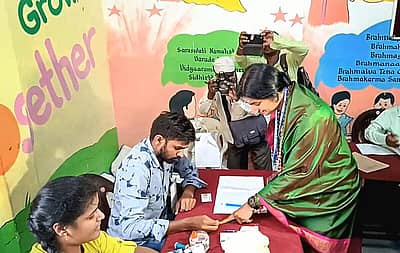  ಮತ ಚಲಾಯಿಸಿದ ಬಿಜೆಪಿ ಅಭ್ಯರ್ಥಿ ಮಾಧವಿ ಲತಾ. 