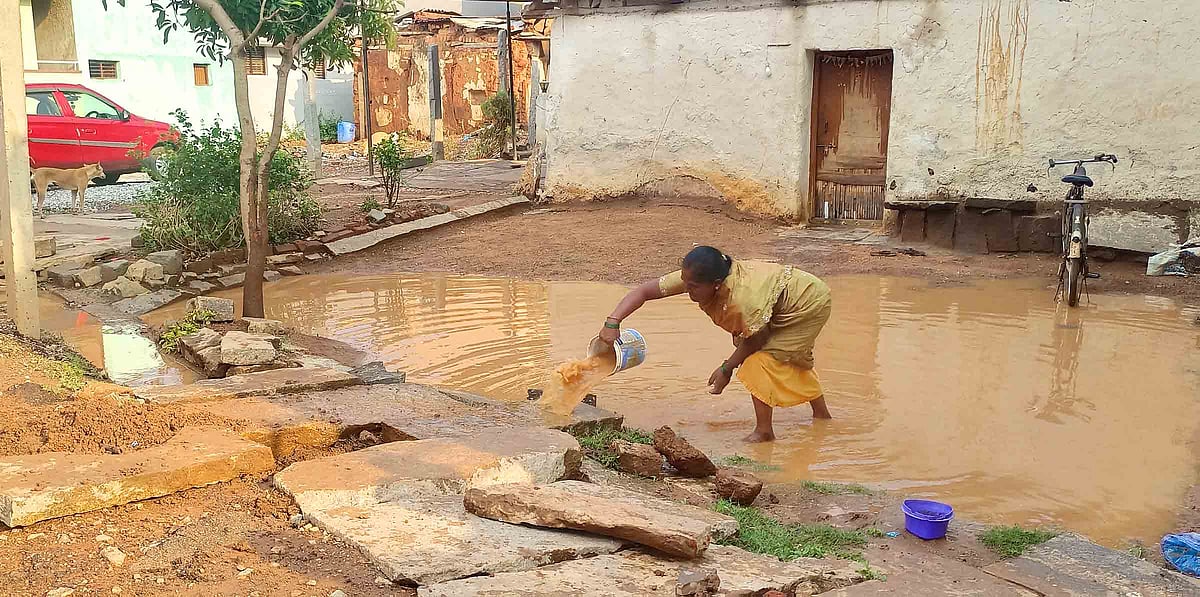 ದೇವನಹಳ್ಳಿ|ಮನೆಗಳಿಗೆ ನುಗ್ಗಿದ ಮಳೆ ನೀರು: ವೈಜ್ಞಾನಿಕ ಚರಂಡಿ ನಿರ್ಮಾಣಕ್ಕೆ ಆಗ್ರಹ