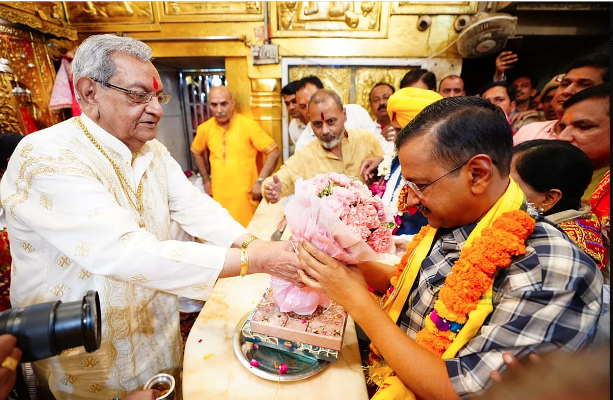 ಹನುಮಂತನ ದೇವಾಲಯಕ್ಕೆ ಭೇಟಿ ನೀಡಿದ ದೆಹಲಿ ಸಿಎಂ ಅರವಿಂದ ಕೇಜ್ರಿವಾಲ್