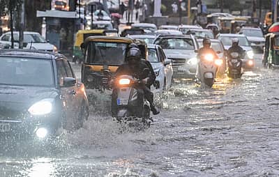 ಬೆಂಗಳೂರಿನ ಹೊಸೂರು ರಸ್ತೆಯಲ್ಲಿ ಬುಧವಾರ ಸುರಿದ ಬಿರುಸಿನ ಮಳೆಯಲ್ಲೆ ಸಾಗಿದ ವಾಹನಗಳು.