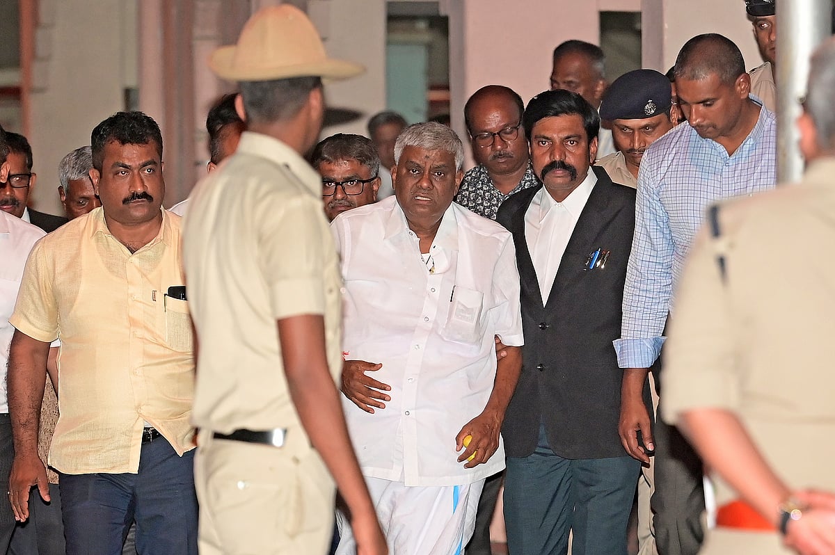 ಎಸ್‌ಐಟಿ ಕಸ್ಟಡಿಗೆ ರೇವಣ್ಣ, ಇನ್ನೂ ಪತ್ತೆಯಾಗದ ಪ್ರಜ್ವಲ್ 