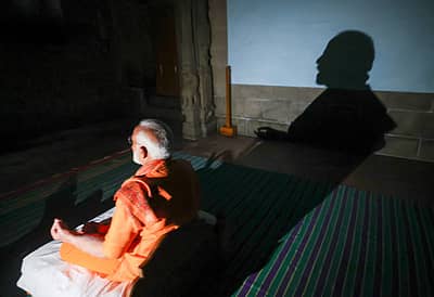 ಖಾವಿ ಬಟ್ಟೆ ತೊಟ್ಟು, ಹಣೆಗೆ ವಿಭೂತಿ ಹಚ್ಚಿ, ಕೈಯಲ್ಲಿ ಜಪಮಣಿ ಹಿಡಿದುಕೊಂಡು ಸ್ವಾಮಿ ವಿವೇಕಾನಂದರ ಪ್ರತಿಮೆ ಮುಂದೆ ಪ್ರಧಾನಿ ಧ್ಯಾನ ಮಗ್ನರಾಗಿದ್ದಾರೆ.