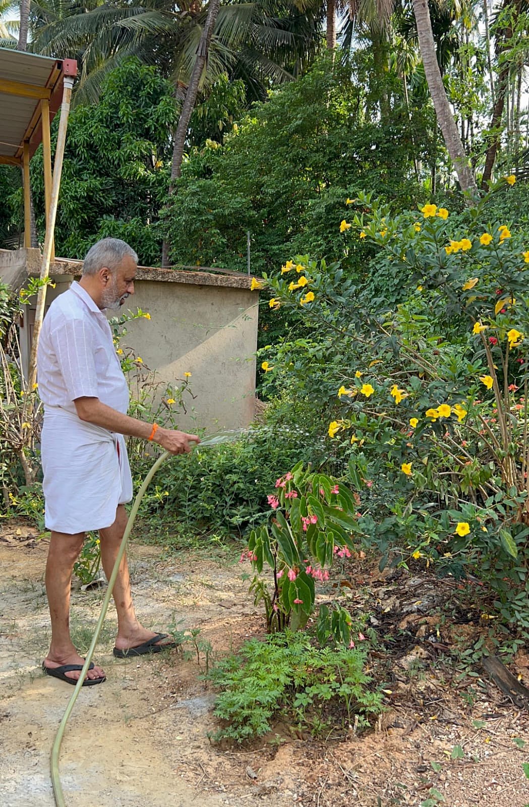 ಶಿರಸಿ: ಒತ್ತಡದ ದಿನಚರಿಯಿಂದ ರಿಲ್ಯಾಕ್ಸ್ ಮೂಡ್'ನತ್ತ ಕಾಗೇರಿ