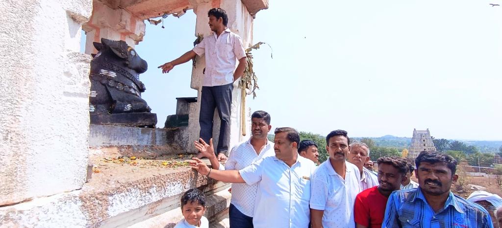 ಮಾಗಡಿ ಪಟ್ಟಣದ ಚಕ್ರ ಬಸವಣ್ಣ ಸ್ವಾಮಿ ವಿಗ್ರಹಕ್ಕೆ ಕಳ್ಳರು ನಿಧಿ ಹಾಸಿಗಾಗಿ ಮೂರ್ತಿಯನ್ನು ಪಕ್ಕಕ್ಕೆ ಸರಿಸಿದ ಹಿನ್ನೆಲೆಯಲ್ಲಿ ಸ್ಥಳಕ್ಕೆ ಗ್ರಾಮಸ್ಥರು ಭೇಟಿ ನೀಡಿ ಪರಿಶೀಲನೆ ನಡೆಸಿದರು.